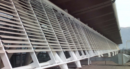 Aeroscreen: Diseñado para revestir fachadas de edificios, dando solución eficaz en cuestión de protección solar, puede ser fijo o accionable de manera manual o motorizado, compatible con sistemas inteligentes. Aplicación disponible en acero corten.