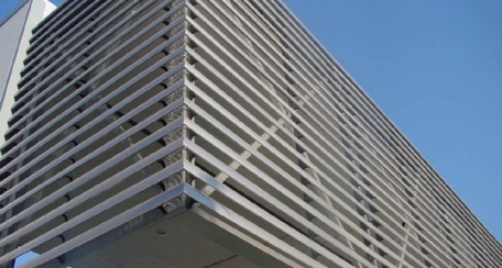 Celoscreen: Solución al control solar pasivo, puede ser liso o perforado, muy útil para los espacios destinados al intercambio de aire y control de la visibilidad, ofreciendo dinamismo en las fachadas día y noche.