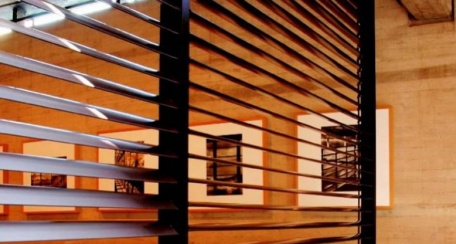 Metalbrise: Este quiebravista puede ser utilizado en aplicaciones interiores y exteriores al ser resistente al impacto e intemperie, puede ser fijo o accionable de manera manual o motorizado, compatible con sistemas inteligentes.  Disponible en acabado tipo madera woodgrain.