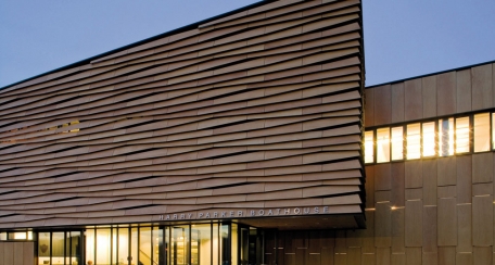 Prodex: Revestimientos para exterior con chapa de madera natural fabricados con tecnología de punta que proveen garantía de rendimiento y durabilidad, logrando crear una gama original y vanguardista de productos de madera. Uso ideal como fachada ventilada, plafones interiores y exteriores.