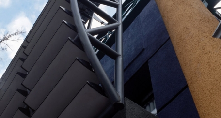 Termobrise: Producto diseñado para fachadas como protector de incidencia solar y ruido externo. El interior va relleno con poliuretano que proporciona una alta rigidez, aislación y bajo peso. Puede ser fijo o accionable de manera manual o motorizado, compatible con sistemas inteligentes; Disponible en acabado tipo madera woodgrain.