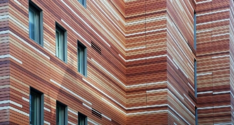 Terrart Large: Fachadas ventiladas de elementos de gran formato que soportan la carga de viento y son fabricados en base a la especificación de cada proyecto. Considerado un producto estético y excelente diseño estructural.
