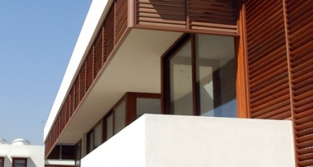 Woodbrise: Cortasoles de madera para interior y exterior en diferentes acabados, pueden ser fijos o accionables de manera manual o motorizado, compatible con sistemas inteligentes.