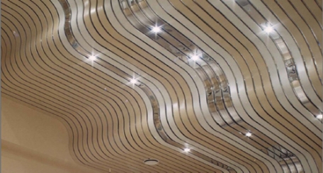 84R: Panel metálico particularmente útil para bajar la altura de los cielos cumpliendo los requisitos de liviandad, termo acusticidad, iluminación, control de ventilación y fácil registro de instalaciones. Disponible en acabado tipo madera woodgrain.