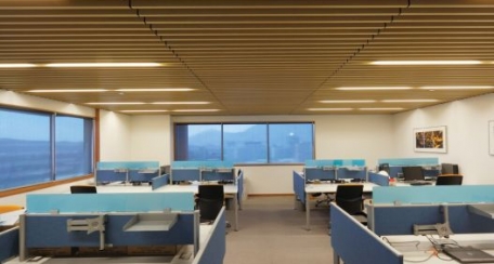 Baffle: Cielo lineal  abierto particularmente útil para bajar la altura de los cielos, formado por paneles angostos y de sección cuadrada, un plafón metálico ideal para dar solución a tu proyecto interior.