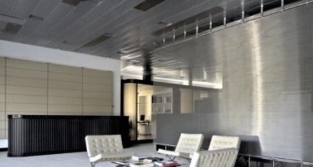 MetalWall: Revestimiento de panel metálico para aplicación exclusivamente en interiores,  además al incorporar un material absorbente en el interior adquiere propiedades acústicas.