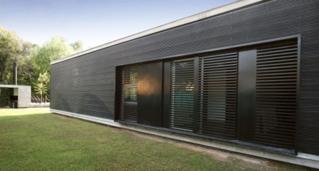 Miniwave: Este panel ha sido diseñado para ser usado como revestimiento interior, exterior o cielo, además al ser  perforado permite ser utilizado en aplicaciones de control solar pasivo y soluciones acústicas.