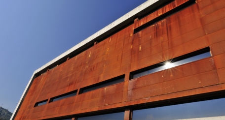 Multipanel F: Principalmente es utilizado como revestimiento de fachadas, su forma permite atractivas soluciones arquitectónicas y es también útil para cielos que requieran de alta absorción acústica usando el panel perforado con un elemento absorbente acústico, en aplicaciones de interior.