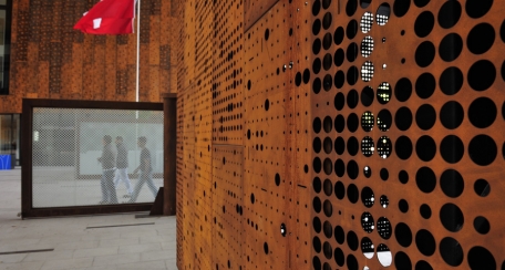 Screen Panel: Excelente alternativa para revestir fachadas, en donde además se pueden plasmar diseños bajo patrones de perforación, mismos que se pueden utilizar como muros pantalla. Aplicación disponible en acero corten.