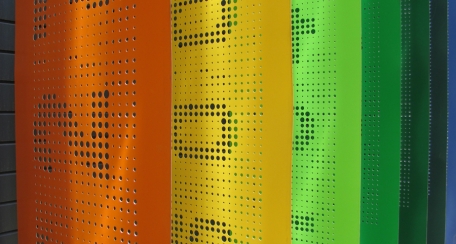 Stripscreen: Es un producto de bajo peso, que permite la configuración de fachadas ligeras de fácil instalación, además a través de la perforación en los flejes, se logra una fachada traslúcida con la que es posible el control térmico y solar pasivo, facilitando también el manejo de privacidad del interior hacia el exterior.
