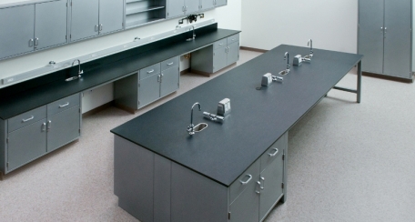 Toplab: Desarrolladas especialmente para ambientes de laboratorio, las placas TOPLAB tienen un alto nivel de higiene, resistencia y durabilidad para diversos entornos como laboratorios químicos, analíticos y biológicos. Disponible en diferentes acabados: unicolors, naturals, woods y metallics.