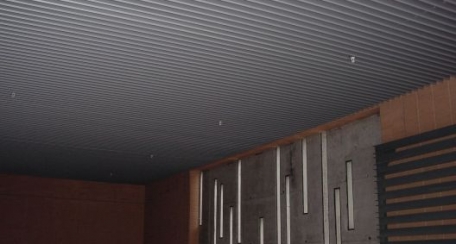 V100 – V200: Este cielo abierto permite una gran flexibilidad de diseño en su distribución, que puede ser en paralelismo continuo o formando superficies con direcciones encontradas.