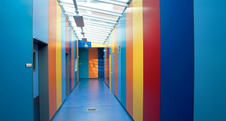 Virtuon: Una solución innovadora para recubrir interiores, con resultados excepcionales en cuanto a higiene, limpieza y libertad de diseño. Cuenta con propiedades antibacterianas que reducen al mínimo la acumulación de la suciedad. Disponible en diferentes acabados: unicolors, naturals, woods y metallics.
