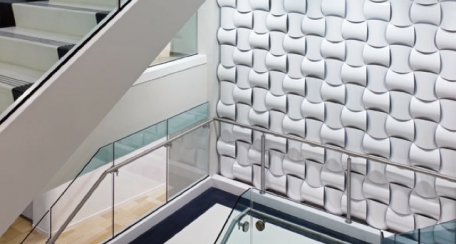 Varia: La colección Varia ofrece una gama de posibilidades prácticamente ilimitadas. Encapsulados de materiales orgánicos al interior de un panel de eco-resina, texturizados y la posibilidad de crear diseños personalizados y únicos, además de ser paneles de resina original, no tóxica, con un 40% de contenido reciclado.