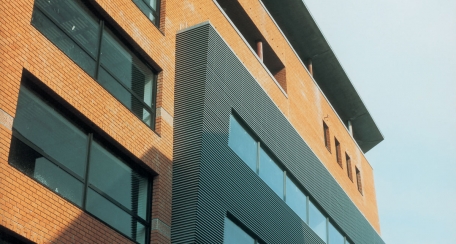 Celosia 70S: Es un producto diseñado para ser utilizado en espacios en los que se requiera renovación de aire o como elemento decorativo además de cumplir su función de control solar.